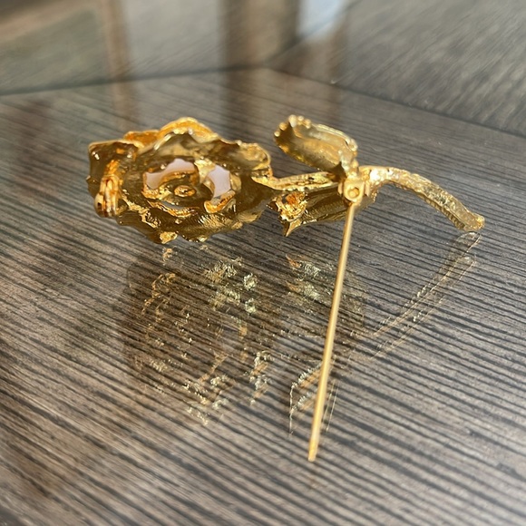 Vintage Gold-tone Flower Pin with Faux Pearl Center - Picture 11 of 12